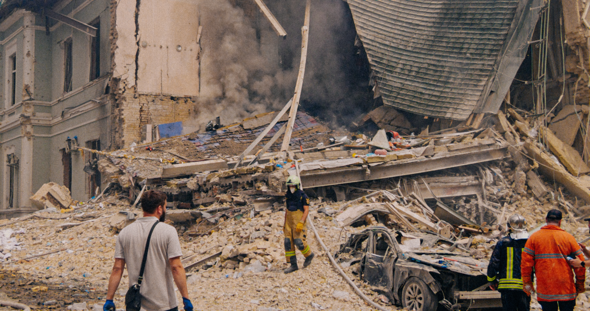 Rescuers of Ukraine's State Emergency Service working in the rubble of a building destroyed by a russian strike — VOICES, VARTA
